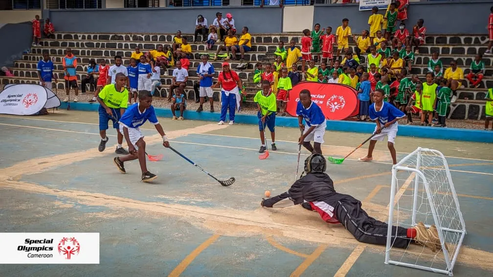 Match de floorball devant des tribunes remplies d’élèves