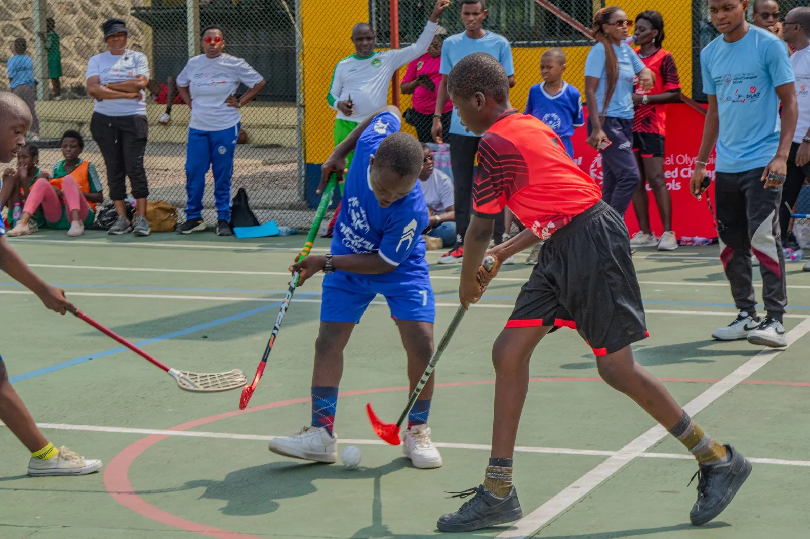Élèves en plein match de floorball