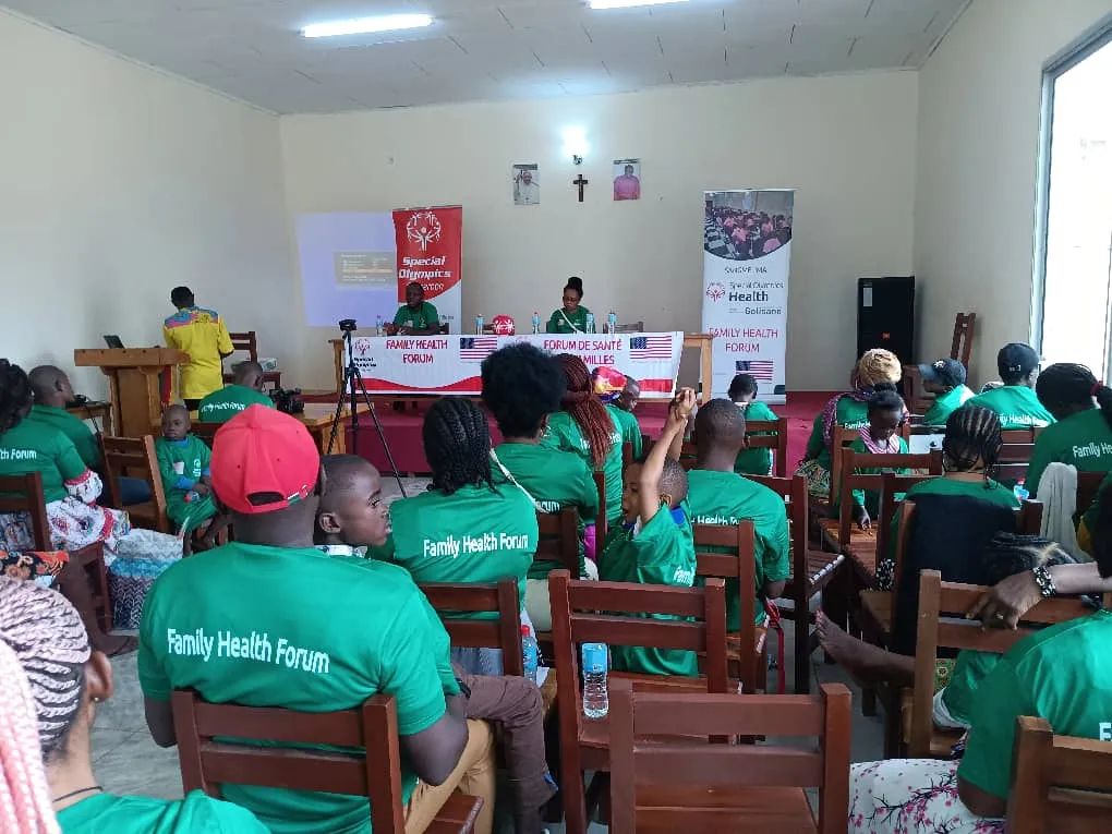 Salle comble au Forum de Santé des Familles, participants en tee-shirts verts