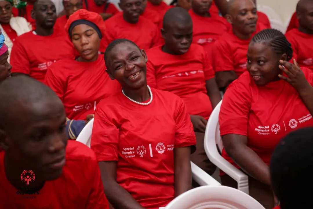 Participants en tee-shirts rouges aux couleurs de Special Olympics Cameroun
