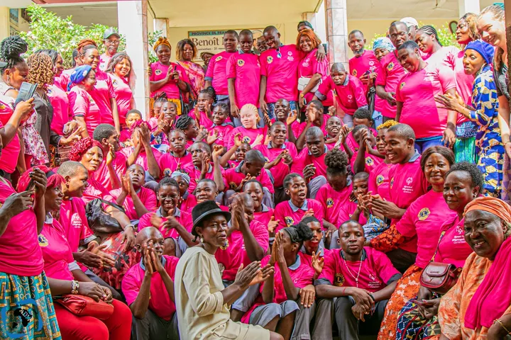 Grande photo de groupe en tee-shirts roses, participants applaudissant