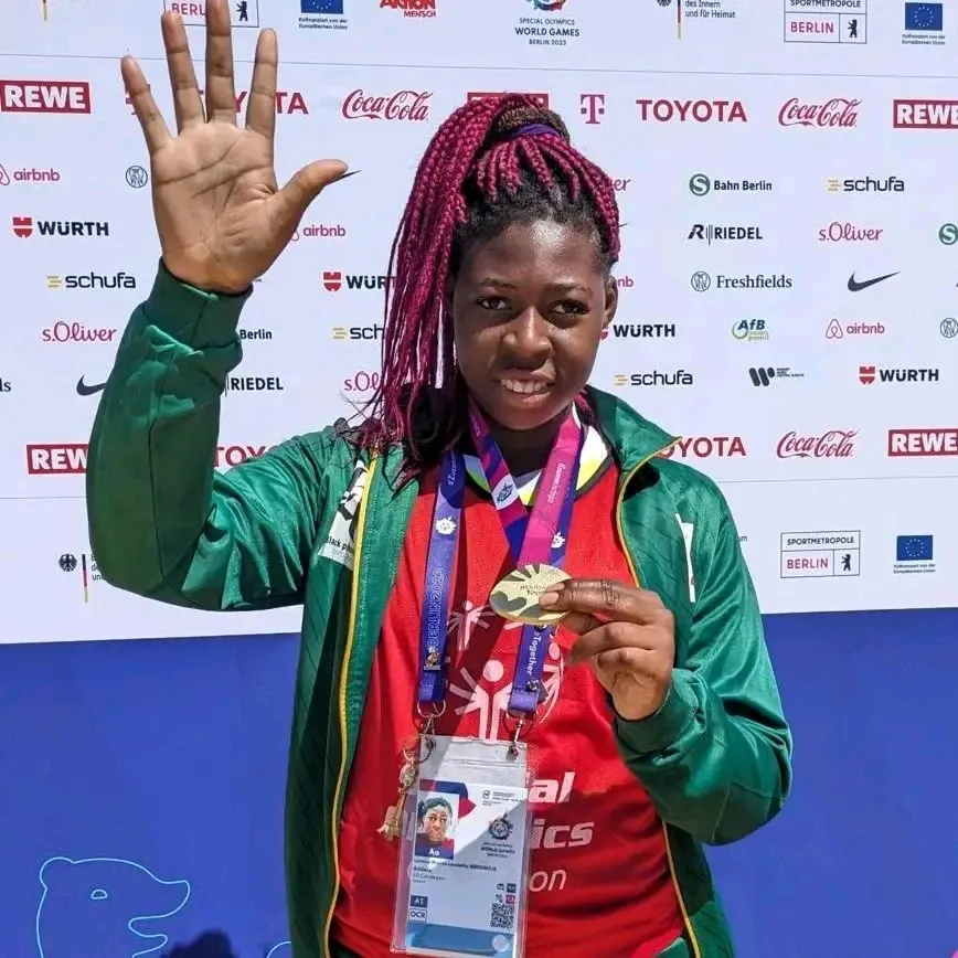 Athlète camerounaise montrant sa médaille aux Jeux Mondiaux Special Olympics de Berlin 2023