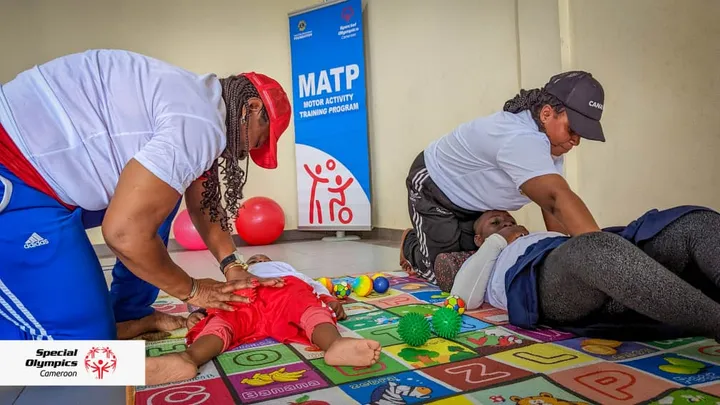 Encadrantes accompagnant des enfants allongés sur un tapis d’éveil lors d’une séance MATP
