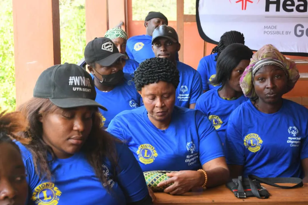 Participants en tee-shirts bleus aux couleurs de Special Olympics Cameroun, assis côte à côte