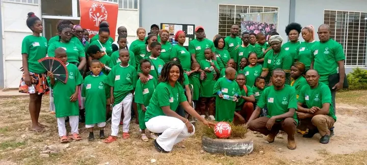 Photo de groupe d’enfants et d’adultes en tee-shirts verts aux couleurs de Special Olympics Cameroun