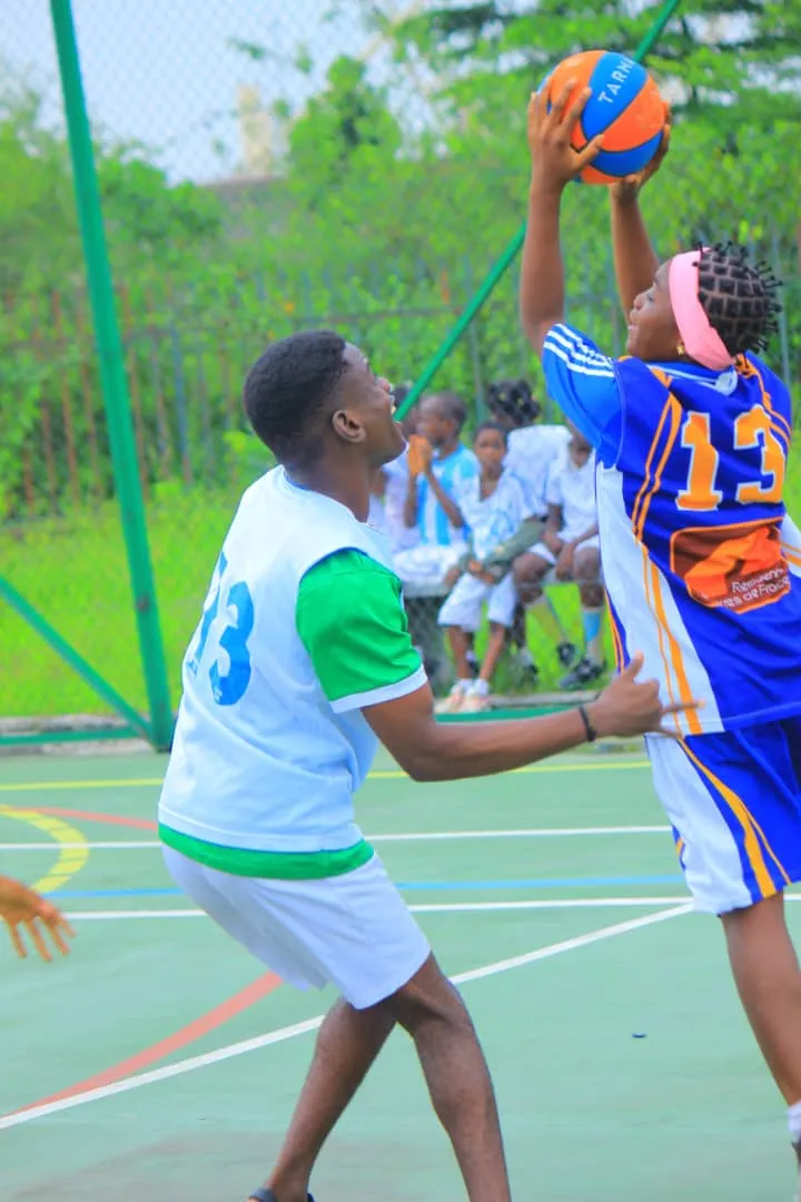 Deux joueuses de basketball au duel pour un tir sur un terrain extérieur
