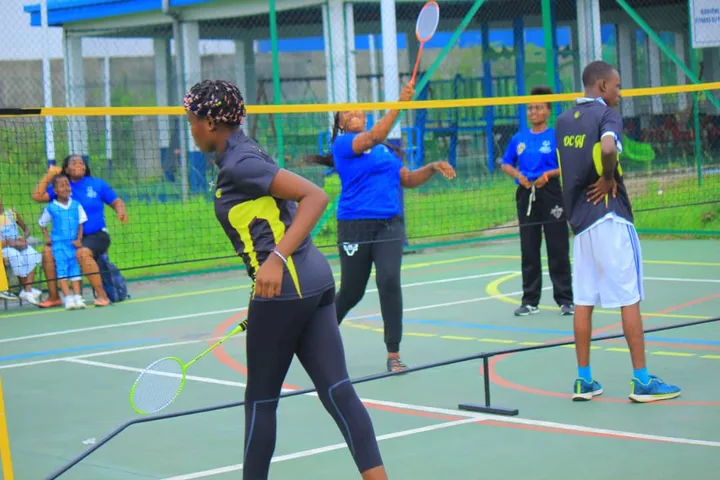 Joueuses de badminton en plein échange sur un terrain extérieur