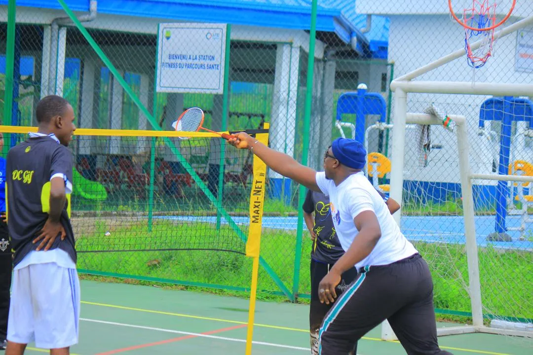 Démonstration de badminton au filet sur un terrain multisport