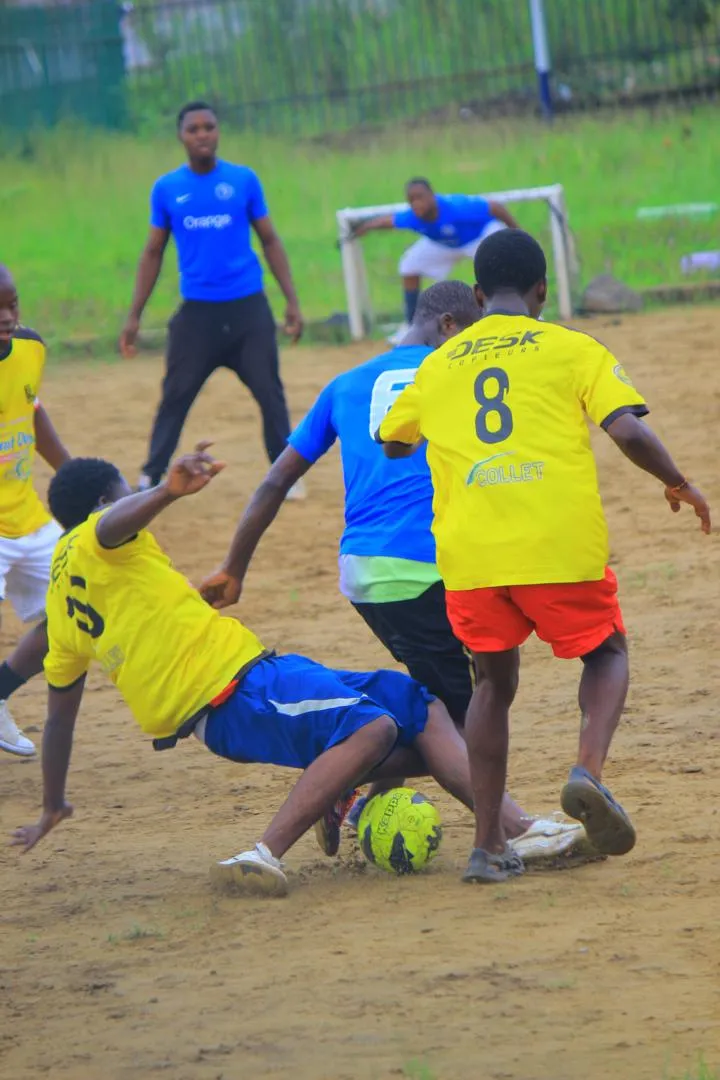 Duel pour le ballon lors d’un match de football sur un terrain en sable